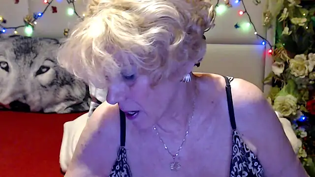 Snapshot of HappyWomanOn chatting on May 28, 7:22 pm HappyWomanOn online show from May 28, 7:22 pm