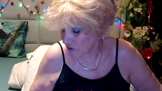 Snapshot of HappyWomanOn chatting on June 3, 8:39 am HappyWomanOn online show from June 3, 8:39 am