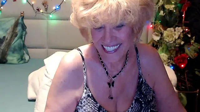 Snapshot of HappyWomanOn chatting on June 5, 8:25 pm HappyWomanOn online show from June 5, 8:25 pm