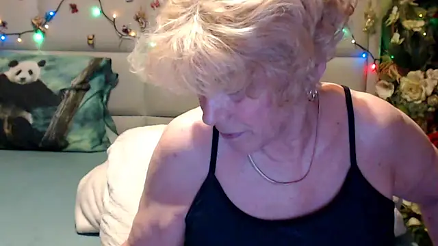 Snapshot of HappyWomanOn chatting on June 6, 9:03 am HappyWomanOn online show from June 6, 9:03 am