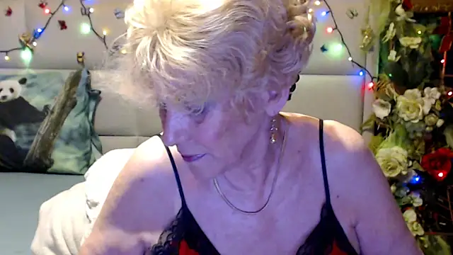 Snapshot of HappyWomanOn chatting on June 7, 9:35 am HappyWomanOn online show from June 7, 9:35 am