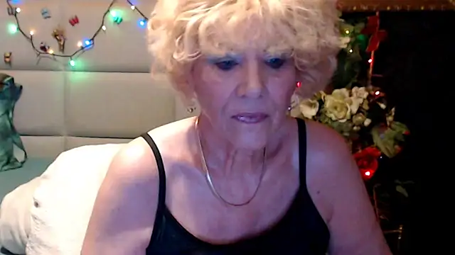Snapshot of HappyWomanOn chatting on June 10, 9:52 am HappyWomanOn online show from June 10, 9:52 am