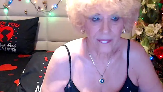 Snapshot of HappyWomanOn chatting on June 14, 9:11 am HappyWomanOn online show from June 14, 9:11 am
