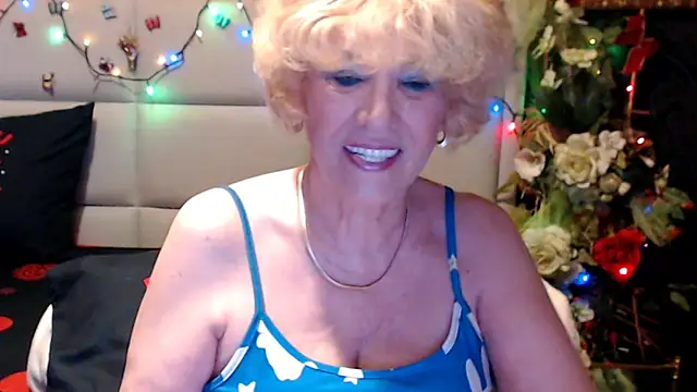 Snapshot of HappyWomanOn chatting on June 15, 9:33 am HappyWomanOn online show from June 15, 9:33 am
