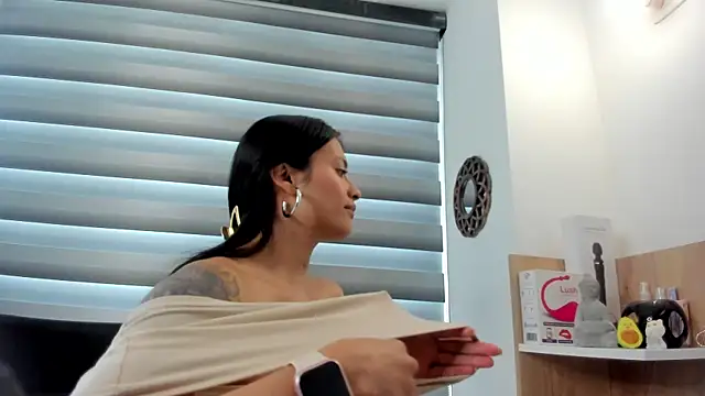 nia  white online show from January 28, 5:03 pm