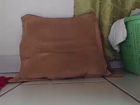 Snapshot of Squirtkat chatting on February 13, 12:02 am Squirtkat online show from February 13, 12:02 am