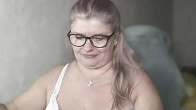 Snapshot of Diana_49 chatting on July 28, 6:20 pm Diana 49 online show from July 28, 6:20 pm