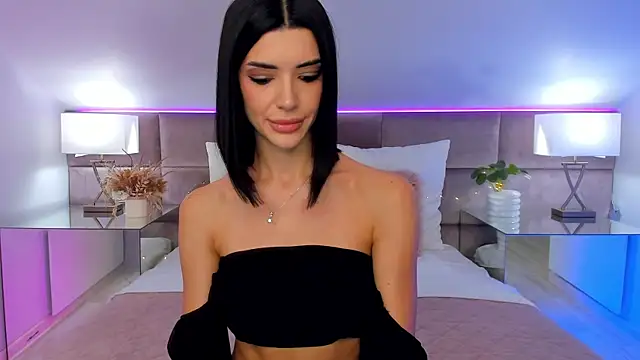 Snapshot of JasmiLyn chatting on October 18, 12:28 pm JasmiLyn online show from October 18, 12:28 pm