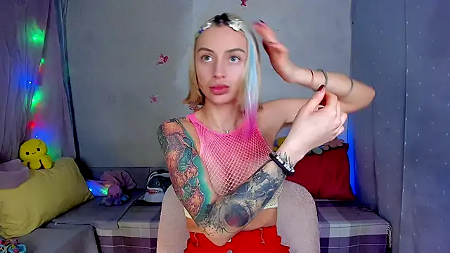 Snapshot of LickLizzy chatting on November 16, 10:26 pm LickLizzy online show from November 16, 10:26 pm