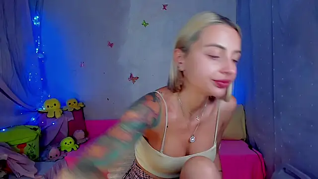 Snapshot of LickLizzy chatting on June 20, 8:11 pm LickLizzy online show from June 20, 8:11 pm