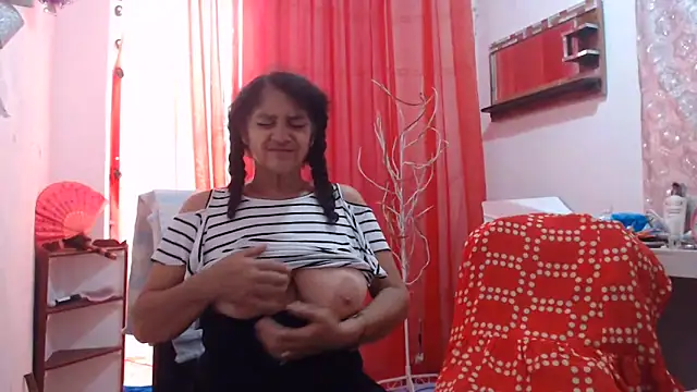 Snapshot of heyline_milf chatting on June 8, 2:06 pm heyline milf online show from June 8, 2:06 pm