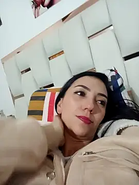Snapshot of LunaZambrano chatting on February 12, 2:35 am LunaZambrano online show from February 12, 2:35 am