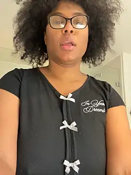 Snapshot of CandyLuxxxx chatting on April 5, 4:15 pm CandyLuxxxx online show from April 5, 4:15 pm
