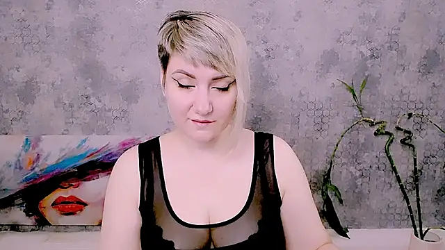 Snapshot of Djullia chatting on June 20, 5:10 am Djullia online show from June 20, 5:10 am