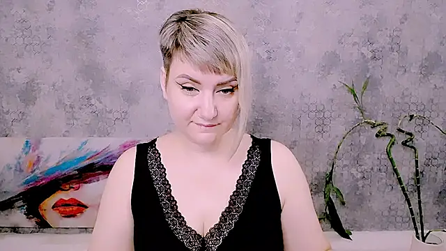 Snapshot of Djullia chatting on July 4, 5:13 am Djullia online show from July 4, 5:13 am