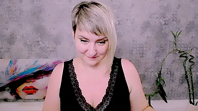 Snapshot of Djullia chatting on July 20, 10:39 am Djullia online show from July 20, 10:39 am