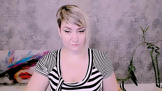 Snapshot of Djullia chatting on July 24, 5:49 am Djullia online show from July 24, 5:49 am