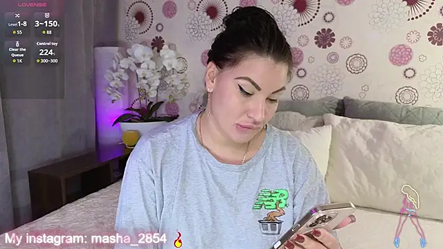 Snapshot of Madelynn chatting on November 9, 1:42 pm Madelynn online show from November 9, 1:42 pm