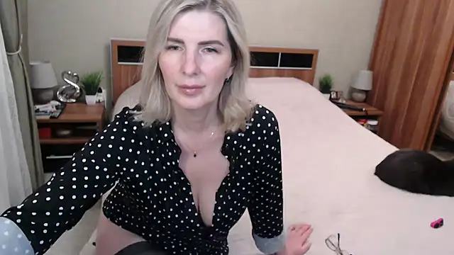 Snapshot of sensualEmilia chatting on November 8, 3:01 pm sensualEmilia online show from November 8, 3:01 pm