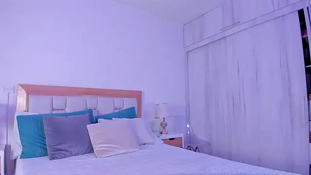 mia hank online show from January 6, 11:47 am