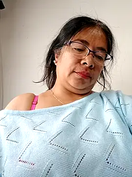 Snapshot of __valentina18 chatting on March 5, 8:32 pm   valentina18 online show from March 5, 8:32 pm