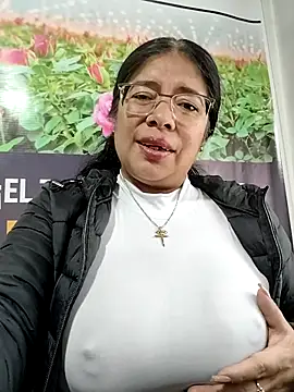 Snapshot of __valentina18 chatting on May 6, 12:32 pm valentina18 online show from May 6, 12:32 pm