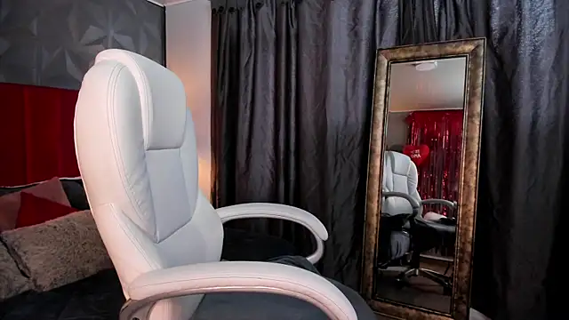  Nicoletteshea  online show from February 10, 10:09 pm