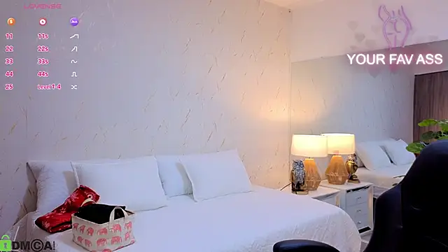 Snapshot of ava_blue chatting on October 7, 8:06 pm ava blue online show from October 7, 8:06 pm