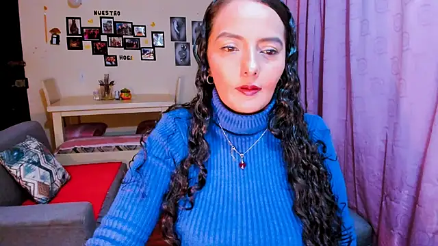 Snapshot of emma_luxy chatting on March 31, 11:49 pm emma luxy online show from March 31, 11:49 pm