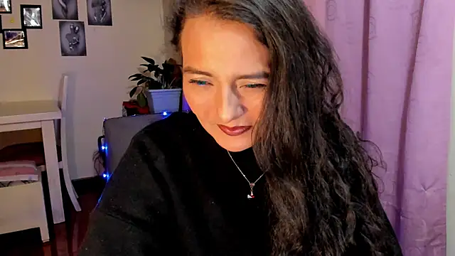 Snapshot of emma_luxy chatting on April 2, 5:05 am emma luxy online show from April 2, 5:05 am