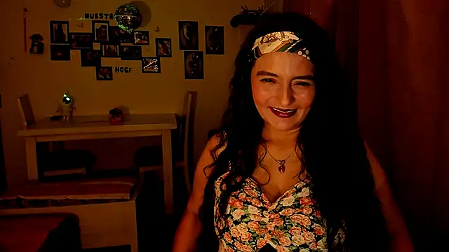 Snapshot of emma_luxy chatting on April 4, 4:00 am emma luxy online show from April 4, 4:00 am
