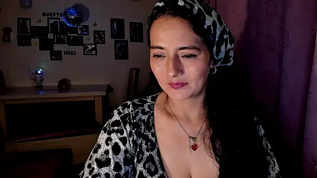 Snapshot of emma_luxy chatting on April 6, 4:46 am emma luxy online show from April 6, 4:46 am