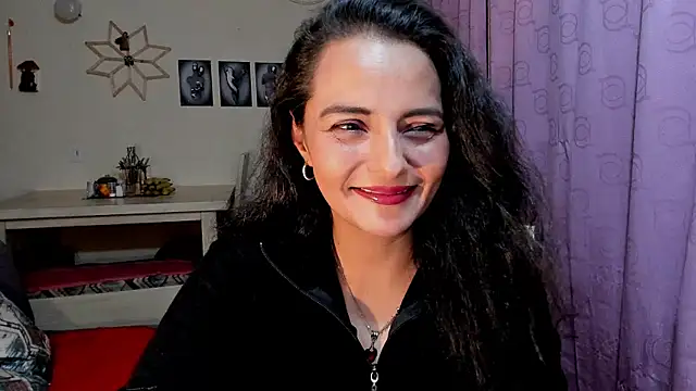 Snapshot of emma_luxy chatting on April 8, 5:18 am emma luxy online show from April 8, 5:18 am