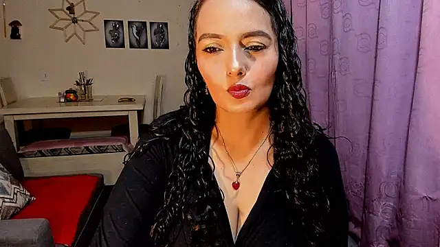 Snapshot of emma_luxy chatting on April 12, 12:15 am emma luxy online show from April 12, 12:15 am