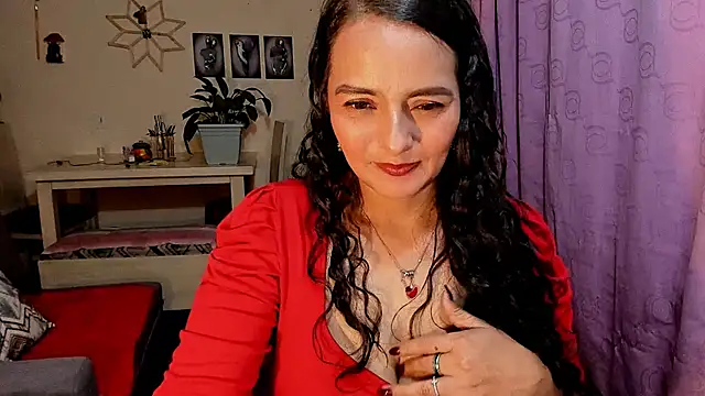 Snapshot of emma_luxy chatting on April 12, 11:10 pm emma luxy online show from April 12, 11:10 pm