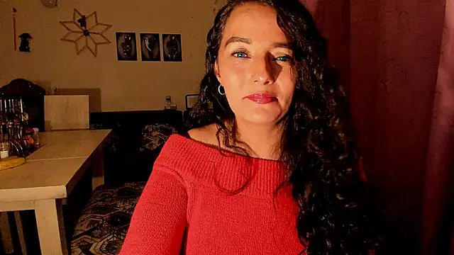 Snapshot of emma_luxy chatting on April 18, 7:34 am emma luxy online show from April 18, 7:34 am