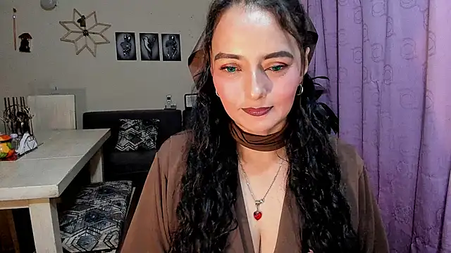 Snapshot of emma_luxy chatting on April 21, 11:07 pm emma luxy online show from April 21, 11:07 pm
