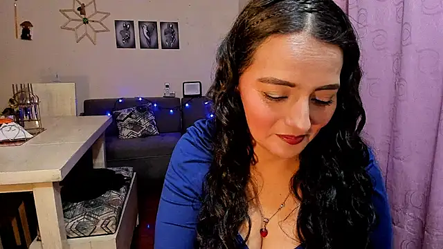 Snapshot of emma_luxy chatting on April 23, 11:40 pm emma luxy online show from April 23, 11:40 pm