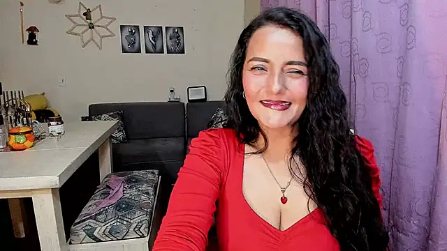 Snapshot of emma_luxy chatting on April 30, 1:23 am emma luxy online show from April 30, 1:23 am