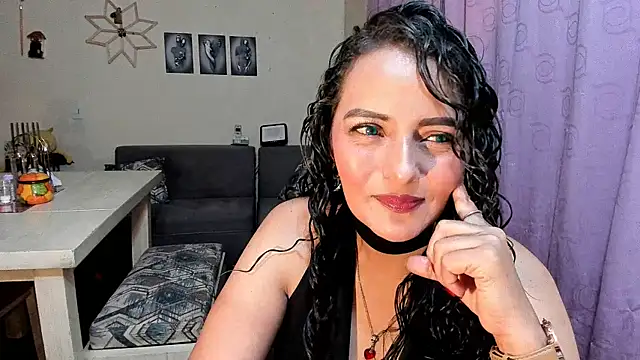 Snapshot of emma_luxy chatting on May 1, 1:43 am emma luxy online show from May 1, 1:43 am