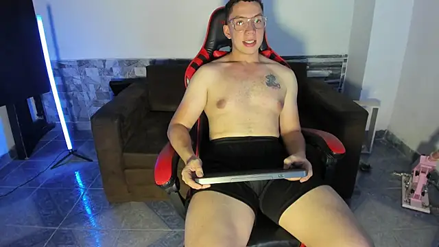 Snapshot of davinalhot chatting on April 8, 5:40 am davinalhot online show from April 8, 5:40 am