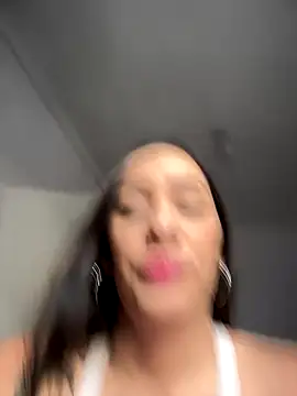 Snapshot of __IRIS__ chatting on December 4, 4:05 pm IRIS online show from December 4, 4:05 pm