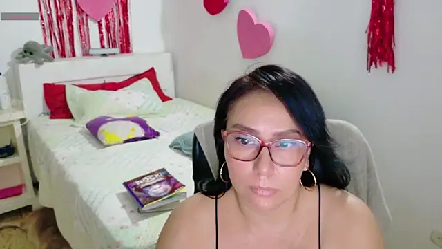 Snapshot of hottplay chatting on February 23, 5:21 pm hottplay online show from February 23, 5:21 pm