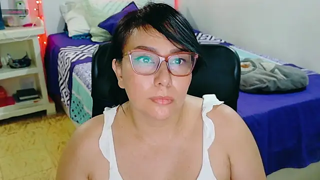 Snapshot of hottplay chatting on March 5, 4:14 pm hottplay online show from March 5, 4:14 pm