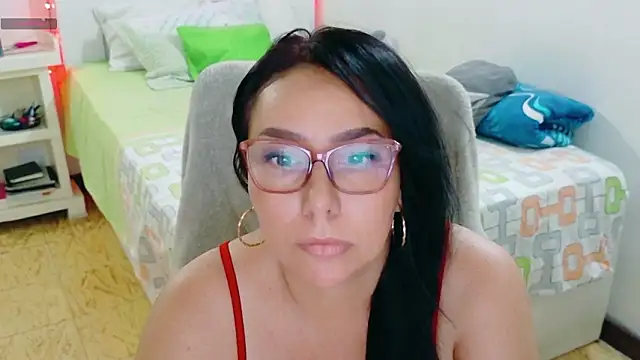 Snapshot of hottplay chatting on March 7, 7:00 pm hottplay online show from March 7, 7:00 pm