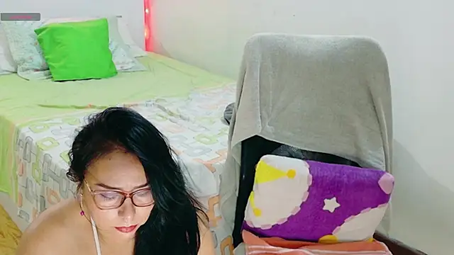 Snapshot of hottplay chatting on March 12, 3:51 pm hottplay online show from March 12, 3:51 pm