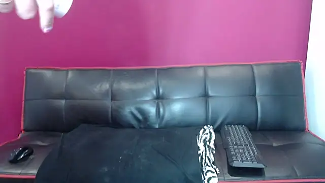 Snapshot of Young_Strawberryy chatting on February 20, 1:40 pm Young Strawberryy online show from February 20, 1:40 pm