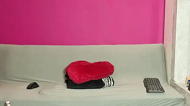 Snapshot of Young_Strawberryy chatting on October 18, 8:04 am Young Strawberryy online show from October 18, 8:04 am