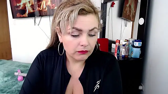 Snapshot of Melisa_mcarthy chatting on February 10, 10:30 pm Melisa mcarthy online show from February 10, 10:30 pm