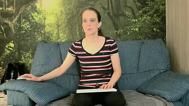 Snapshot of LadyChantale chatting on March 5, 9:05 am LadyChantale online show from March 5, 9:05 am